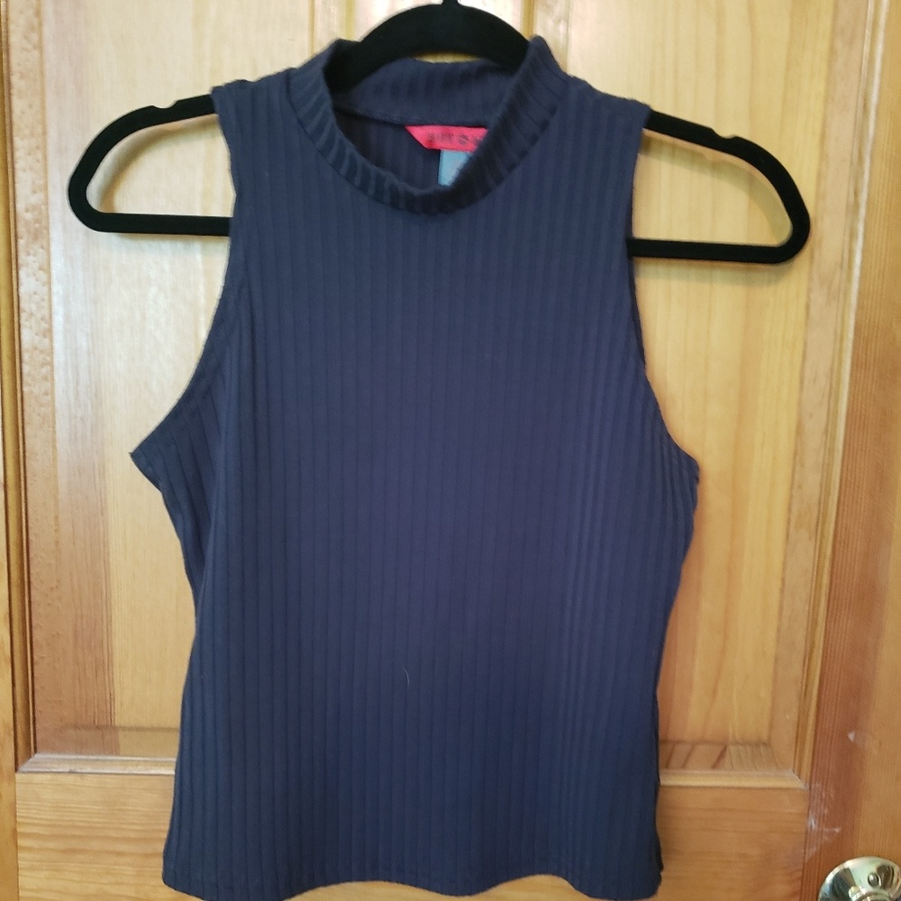Adorable vintage turtle neck tank top!!!